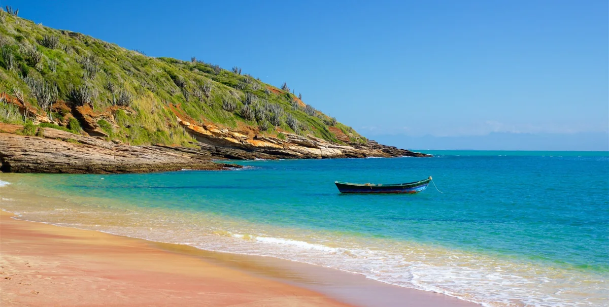 Praia de João Fernandes: barco ancorado em águas turquesa